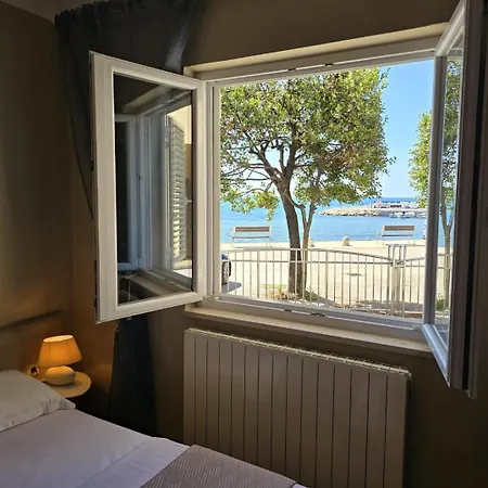 By The Sea Apartment *